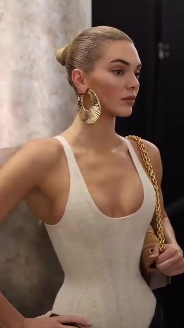 肯豆金发连体衣走秀和平时反差不小