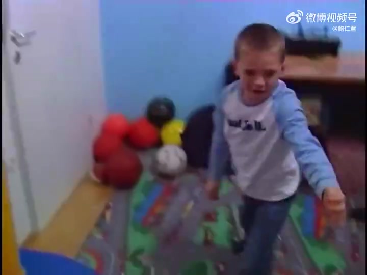 东契奇小时候在家中打球录像那时候的詹姆斯已经在打NBA了