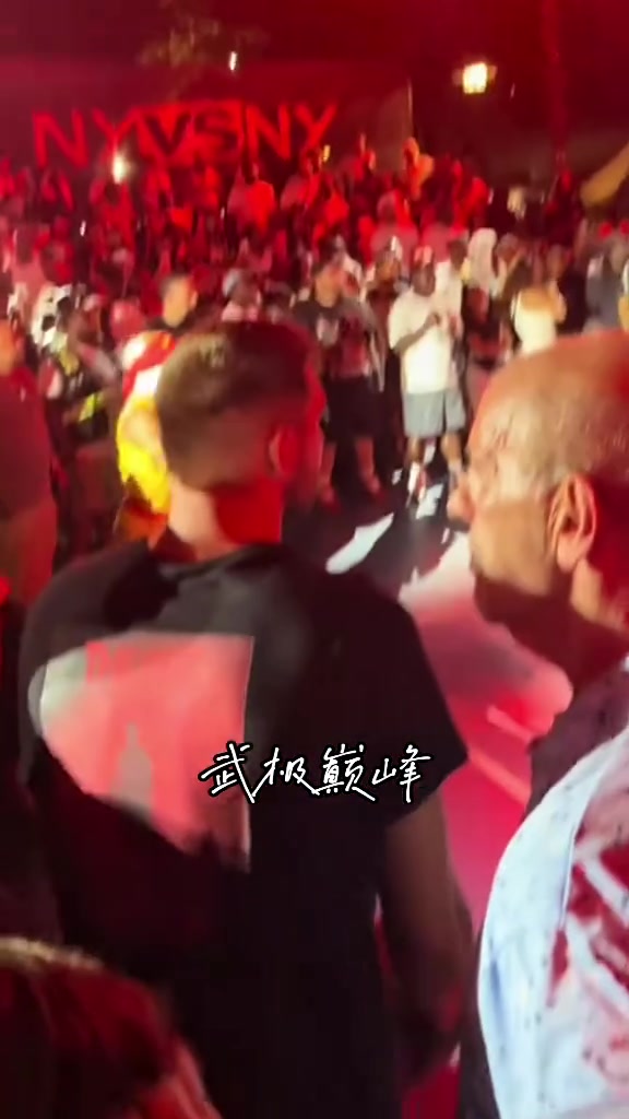 把东契奇都整害羞了球迷在活动中对着卢卡喊GOAT