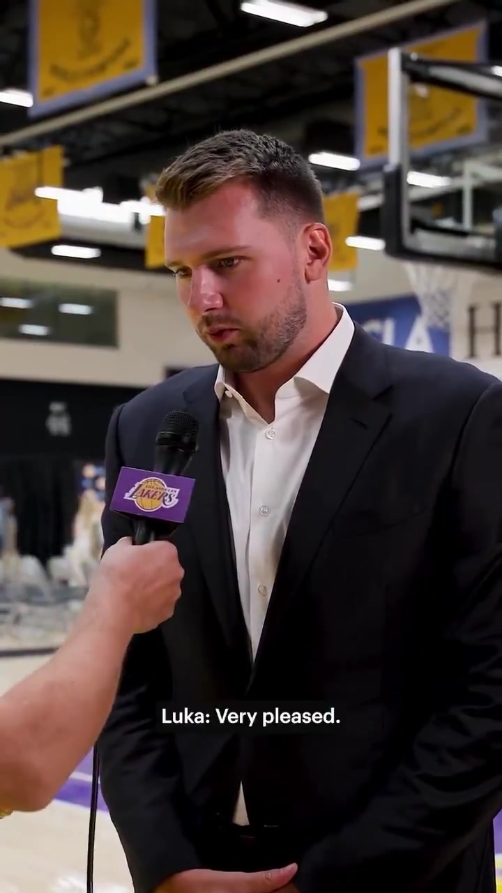 黑色西装小胖东契奇续约后用西班牙语接受采访