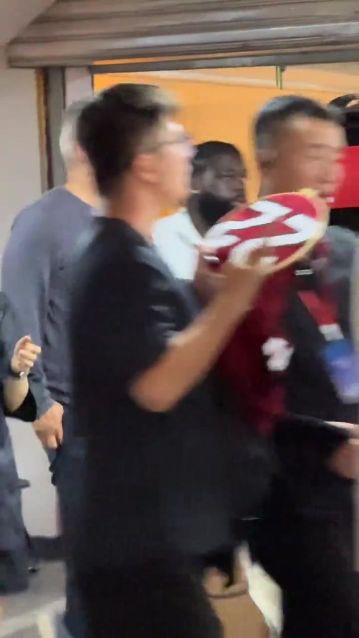 这票价血赚网友观看成龙新电影首映礼没想到偶遇巴特勒