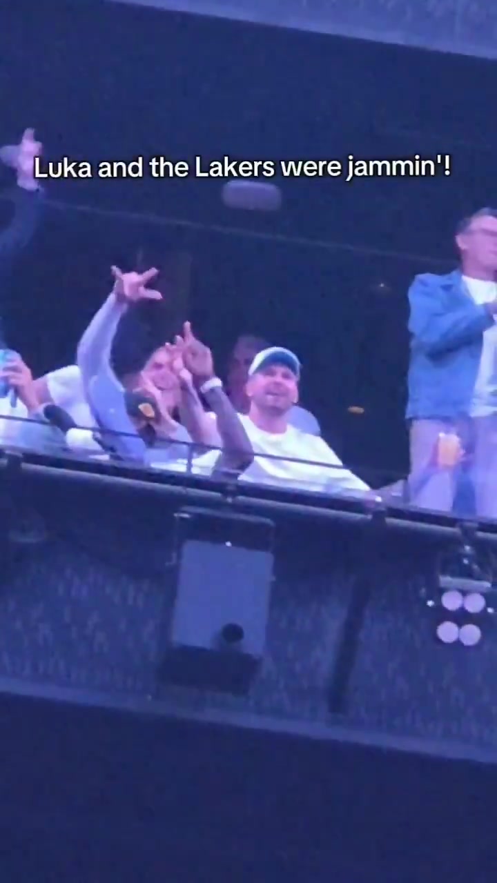 休赛期成功续约东契奇佩林卡在后街男孩演唱会上嗨翻了