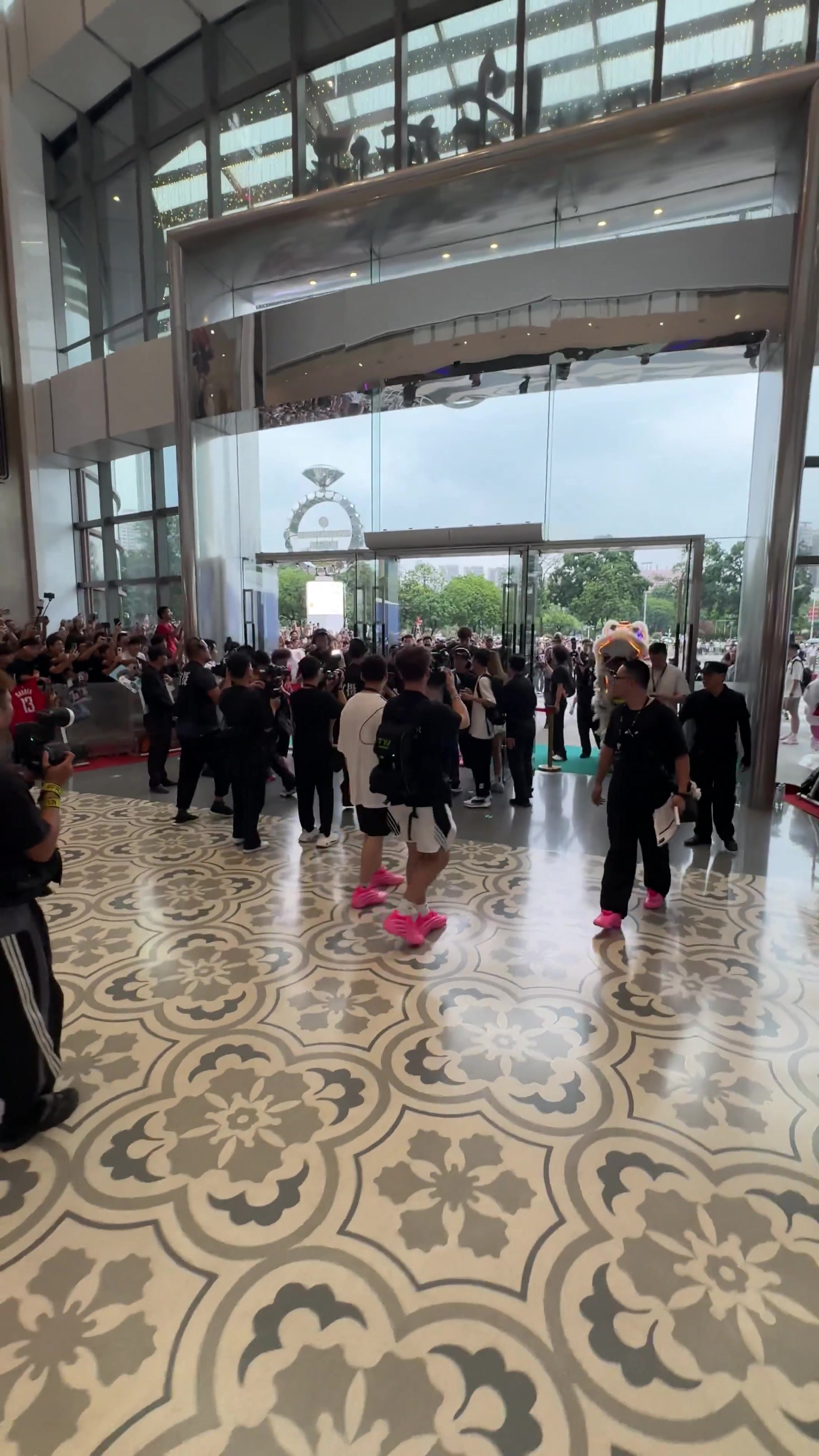 看看登哥在中国的人气有多火爆数千球迷涌入商场来看他