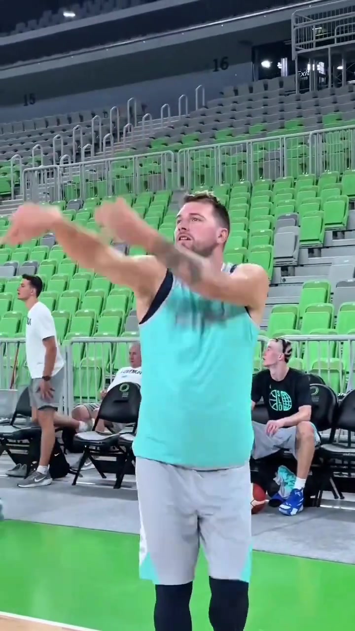 这是真瘦了腿都细了东契奇回归斯洛文尼亚国家队备战欧锦赛