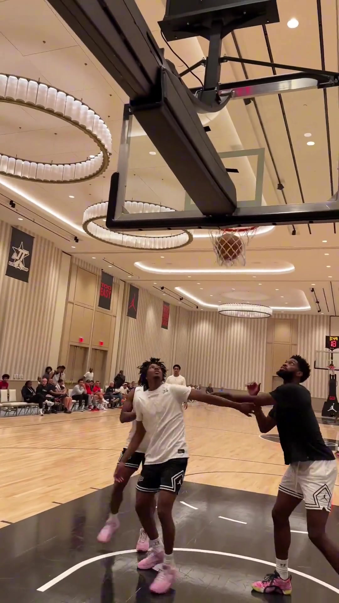 老当益壮保罗在训练营的比赛中命中关键跳投