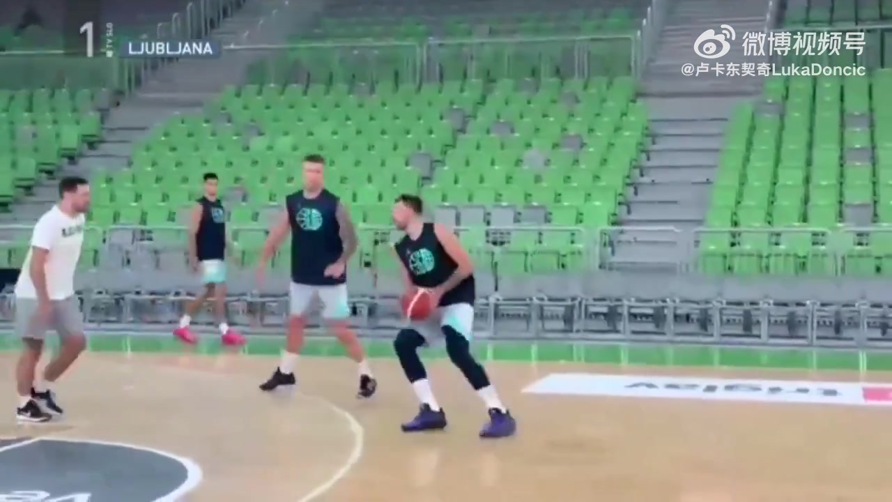 东契奇在斯洛文尼亚队内训练身材看着似乎修长了很多