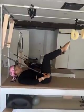 动作都很标准哈詹姆斯在家中跟着妻子一起练普拉提