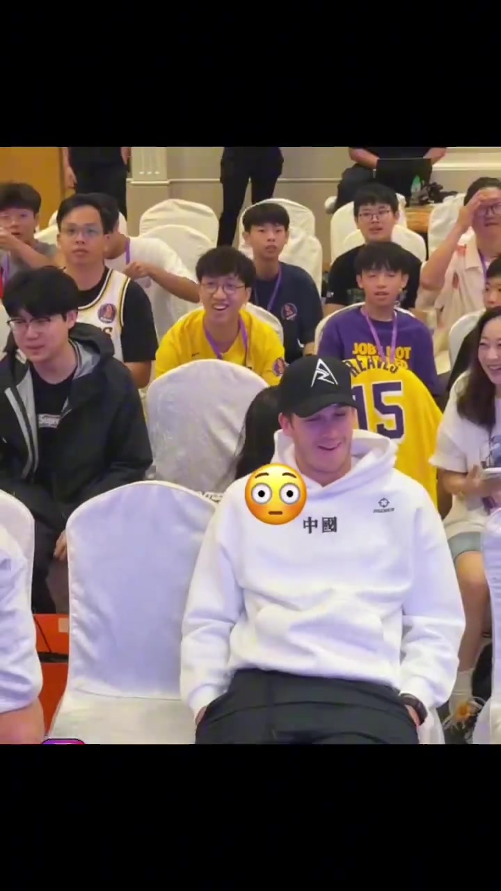 美女球迷突然贴近找合影角度把小里都整害羞了