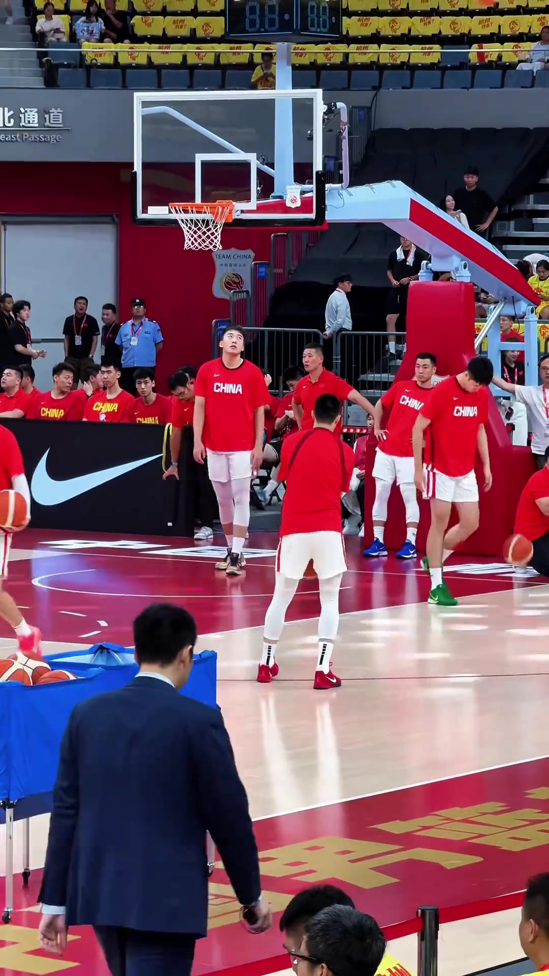 师承哈登胡明轩赛前热身竟然用出了后撤三步投篮