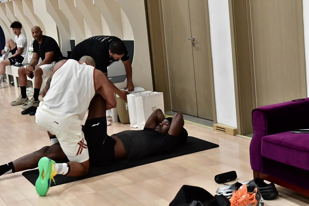 中国行不耽误训练巴特勒现身青岛队训练基地