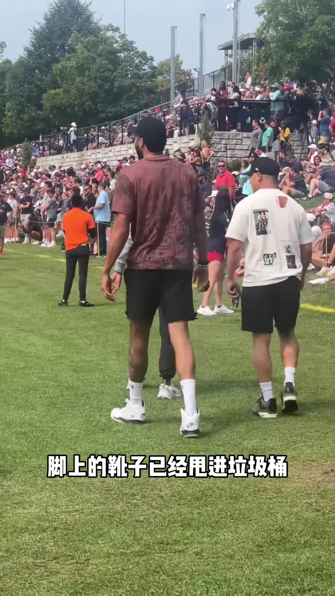 复出在即耐杀王塔图姆现身橄榄球赛场 正常走路不需要保护靴了