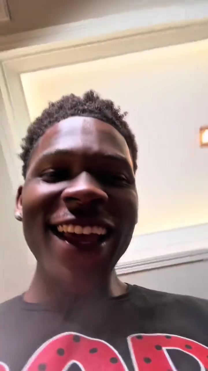 自恋一下华子对自己的新发型很满意嘛