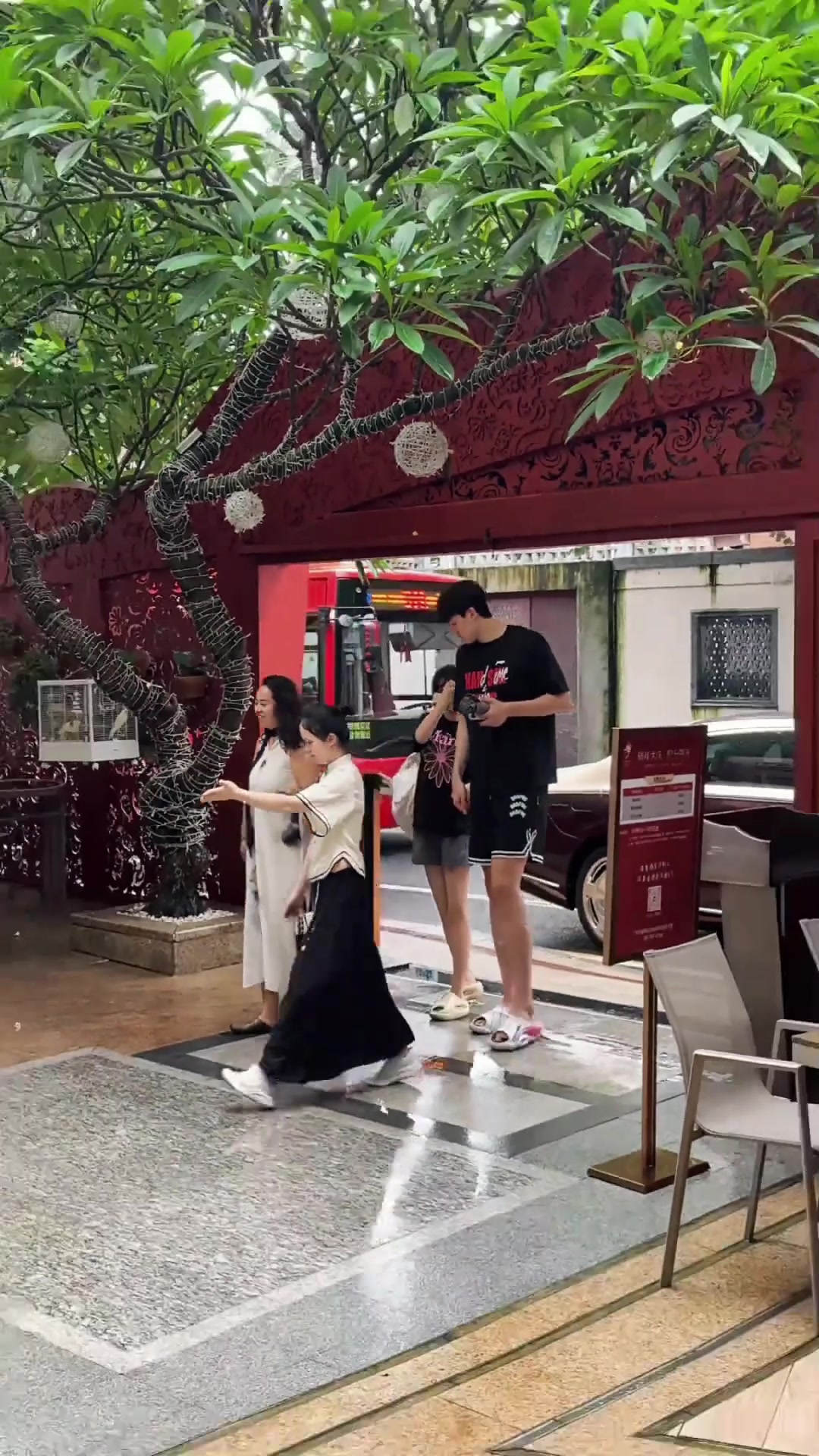 杨瀚森带着女友一起打卡七号私厨 并给美女球迷签名合影