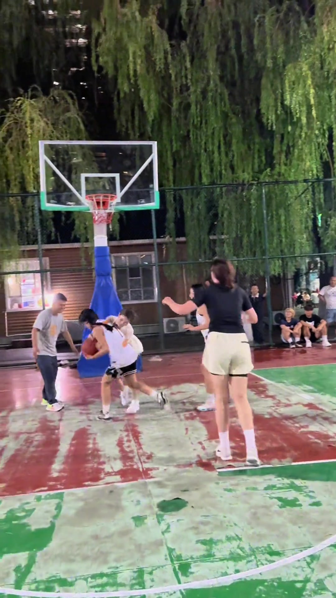 这激烈对抗的程度给全场唯一的哥们笑趴了