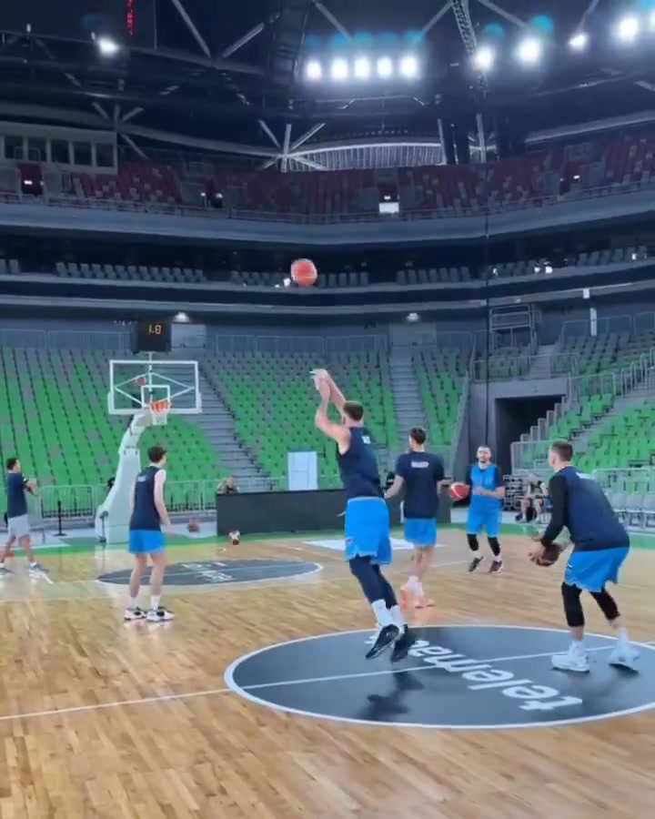 备战欧锦赛东契奇中圈超远3分压哨入框