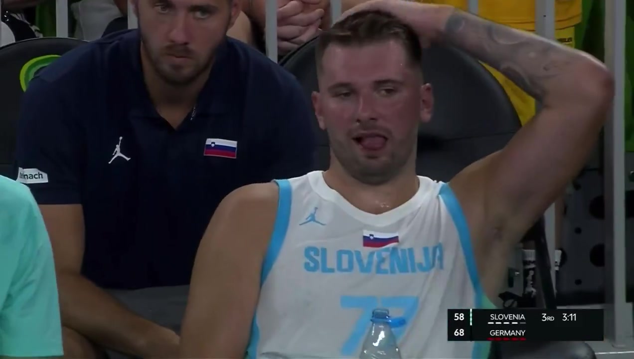 热身赛强度都不小东契奇坐板凳席上满头大汗直喘