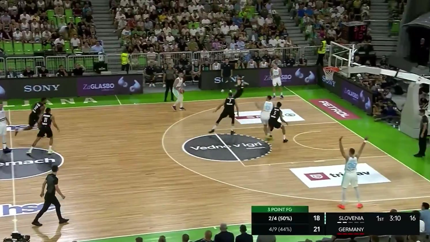 面对德国男篮双人紧逼防守东契奇轻松破解还助攻队员命中三分