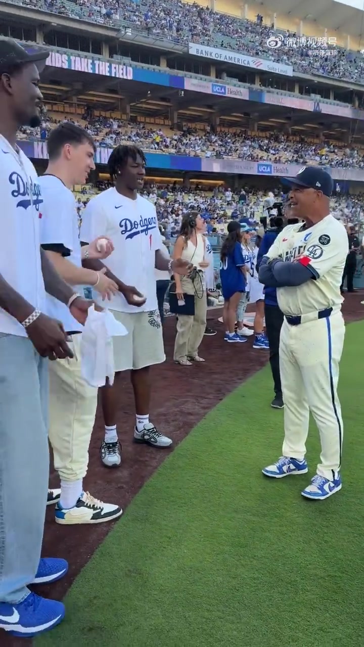 新来的走流程湖人新援艾顿拉拉维亚与新秀阿杜为道奇队开球