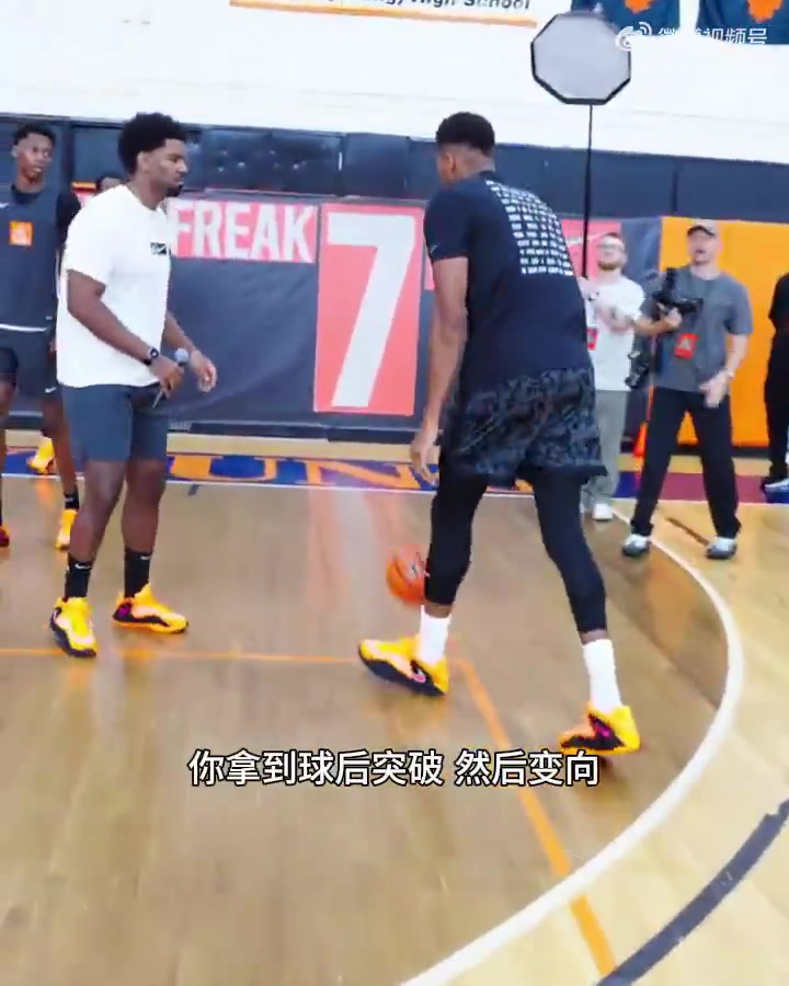 满满都是细节啊字母哥言传身教亲自教授小球员背打技巧