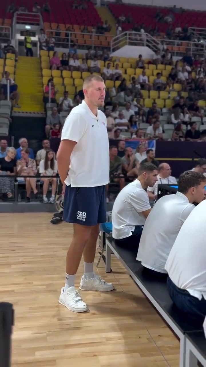 又上班了约老师心想看队友打球比看赛马差远了