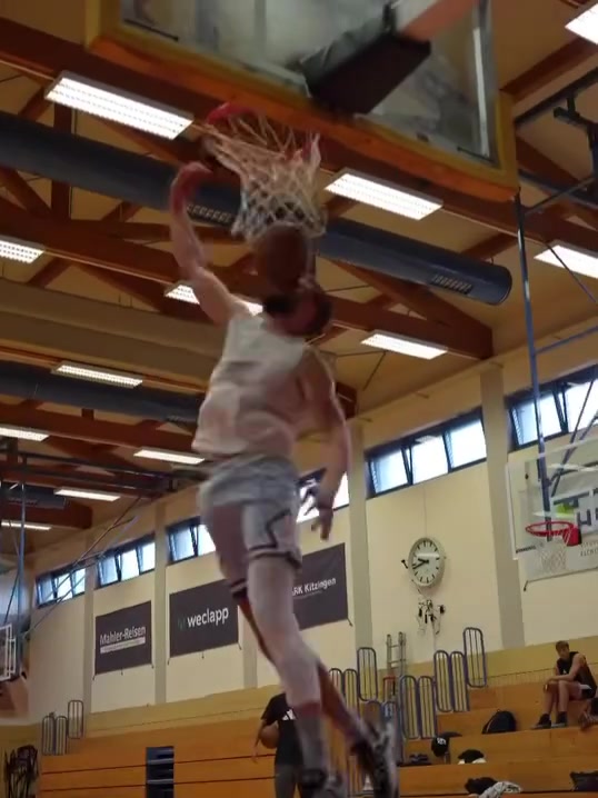 你是谁湖人前锋克莱伯休赛期训练秀出罕见大风车暴扣