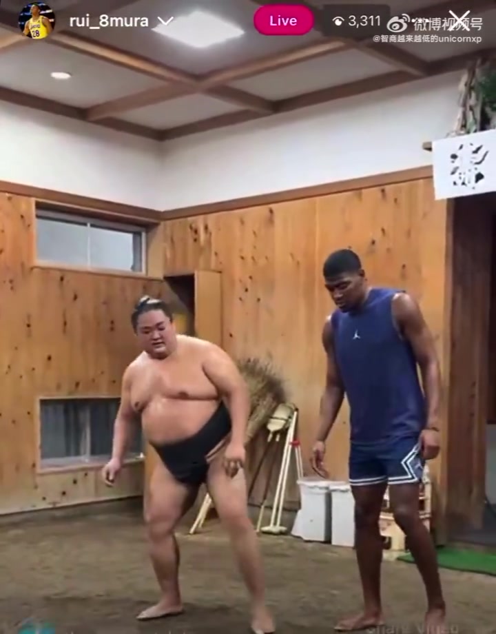 还有这种操作八村塁学习日本相扑手的训练 对防守有帮助