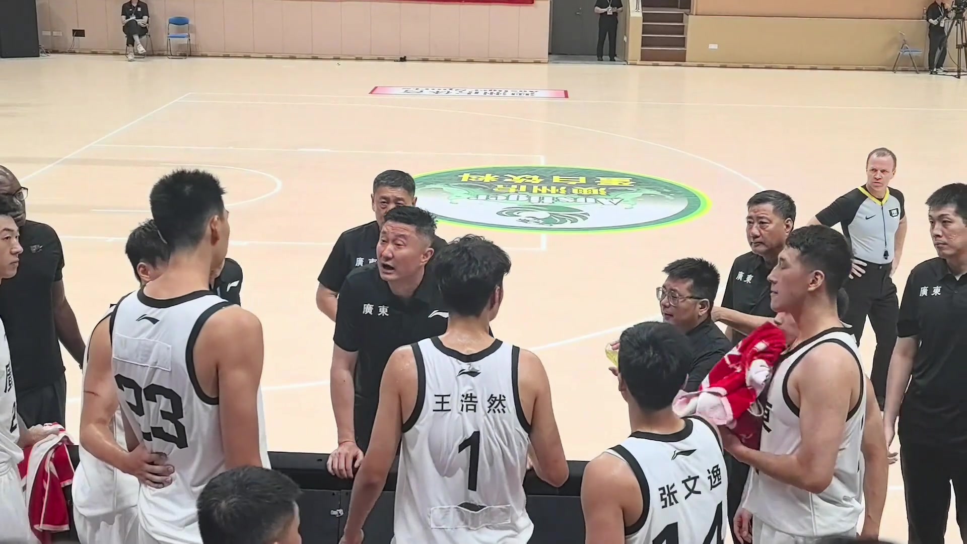 矛盾未解 申请交易此前徐昕比赛中和杜锋吵架 并手指着杜锋