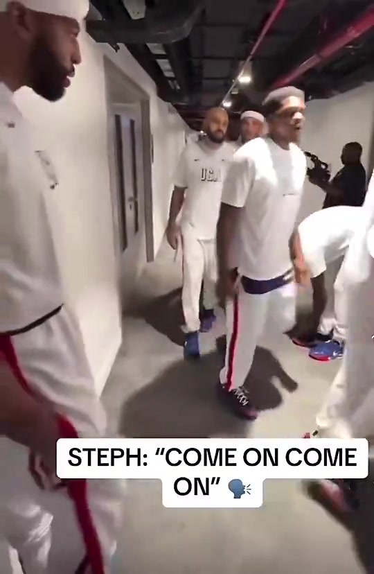 去年夏天美国男篮出场时浓眉在球员通道等候詹姆斯一起走