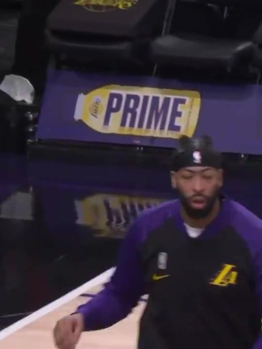 太逗浓眉昔日模仿老詹仙人指路名场面就是手抓不住球