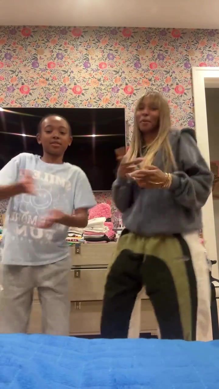 刘海显年轻詹嫂新发型和小女儿朱莉一起跳舞