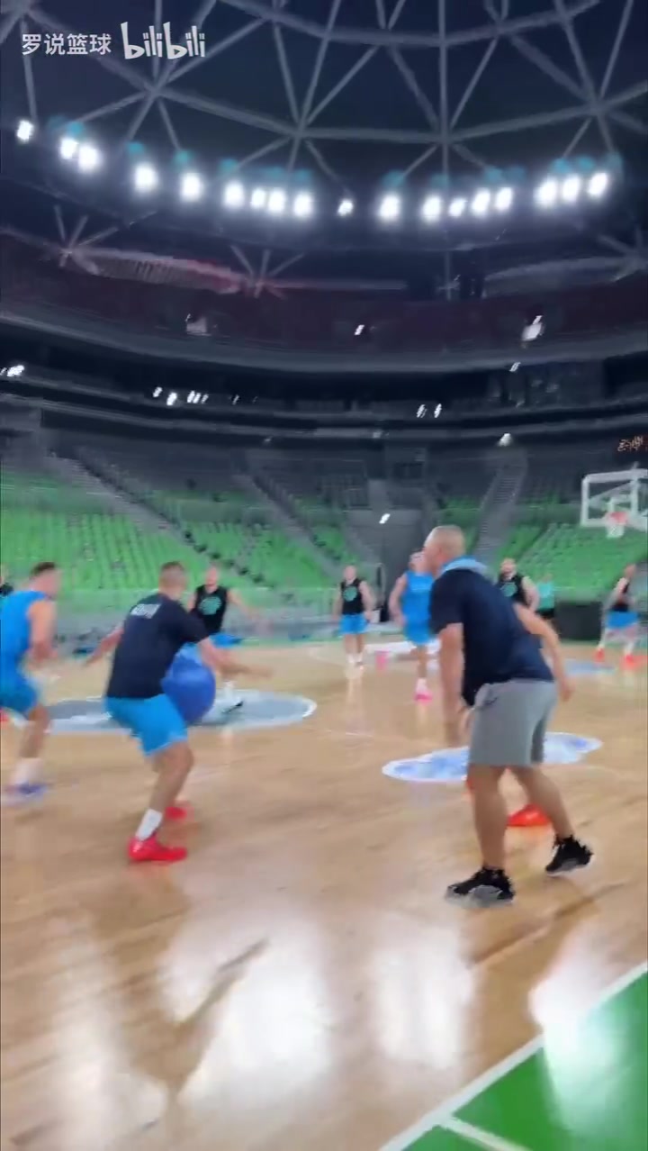 快成瘦子了东契奇轻松备战欧锦赛与队友玩起了瑜伽球叠罗汉