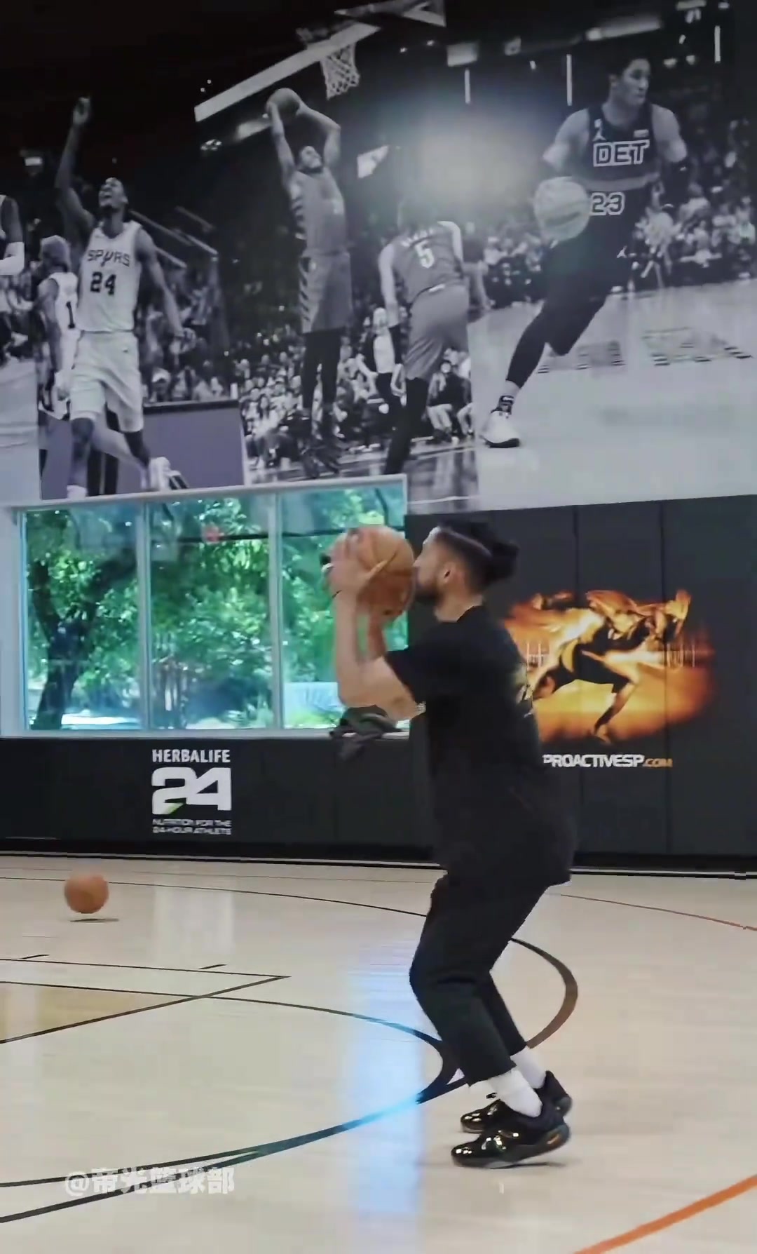 小帅又开始了新的训练 双人包夹后传球