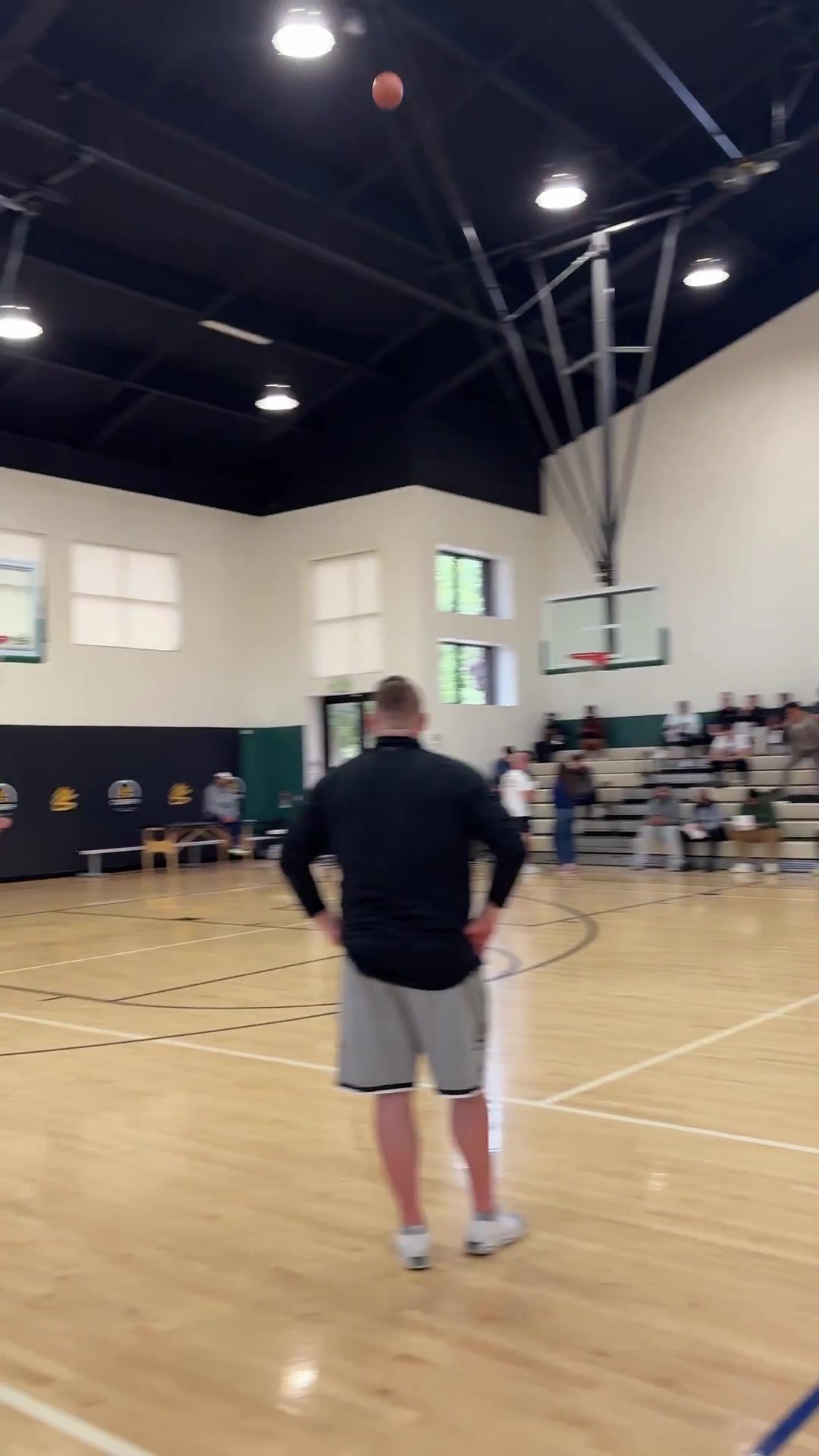 后场超远三分抬手就进啊库里这投篮能力实在太变态了