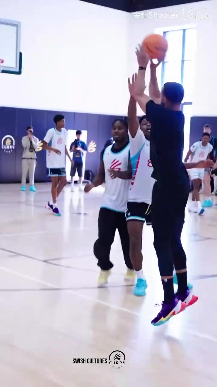 连续送妙传库里训练营和小米切尔各自带队打对抗赛