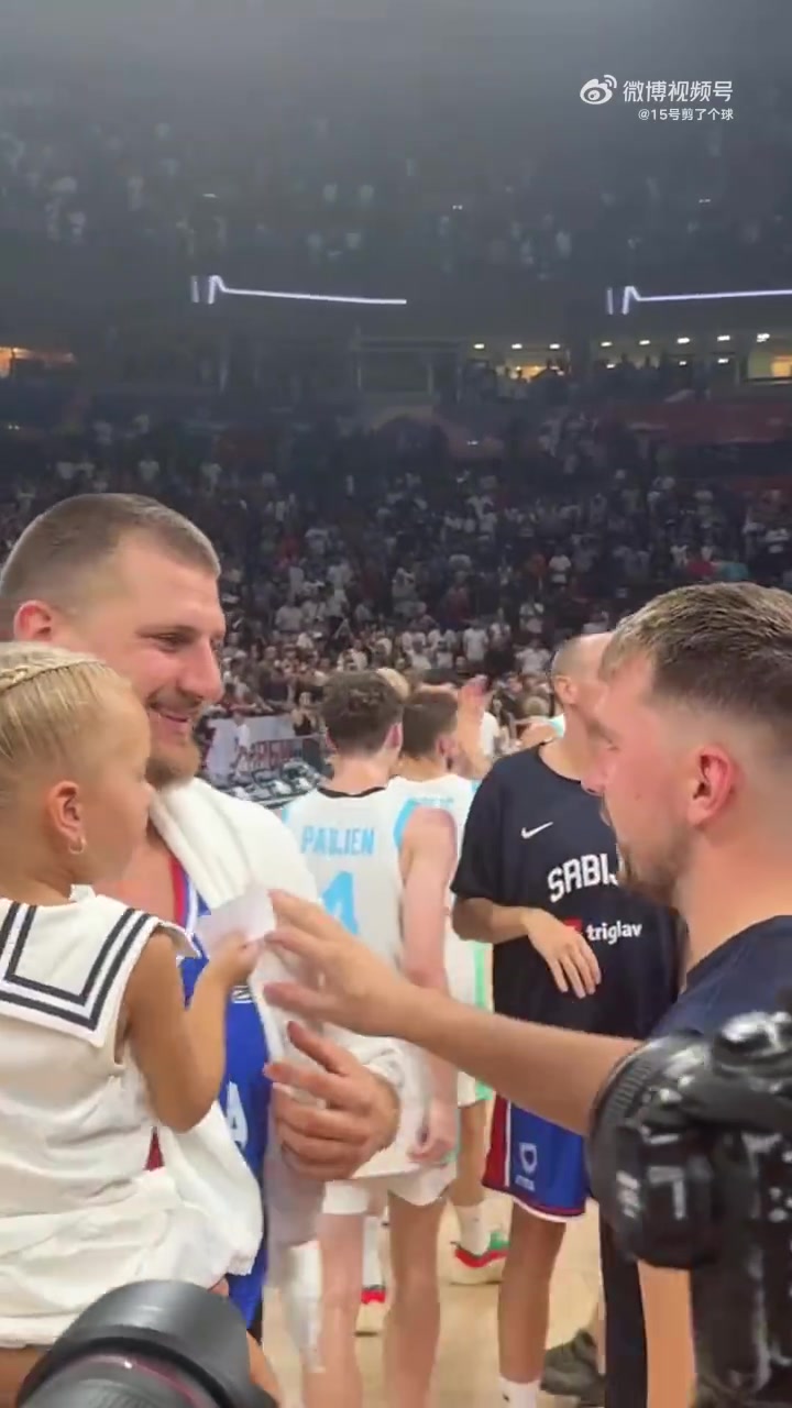 双胖友谊长存东契奇赛后和约基奇的小女儿来了个击掌