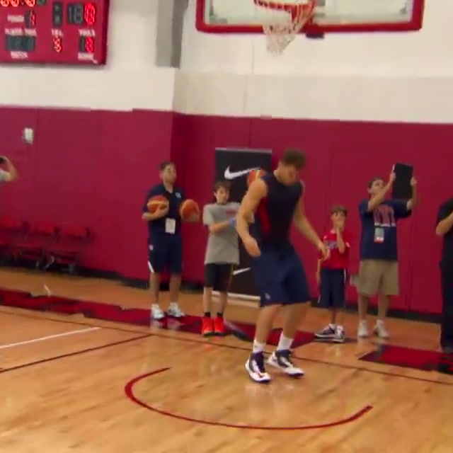 格里芬美国队训练表演炸扣乍一看围观小孩里好多未来球星