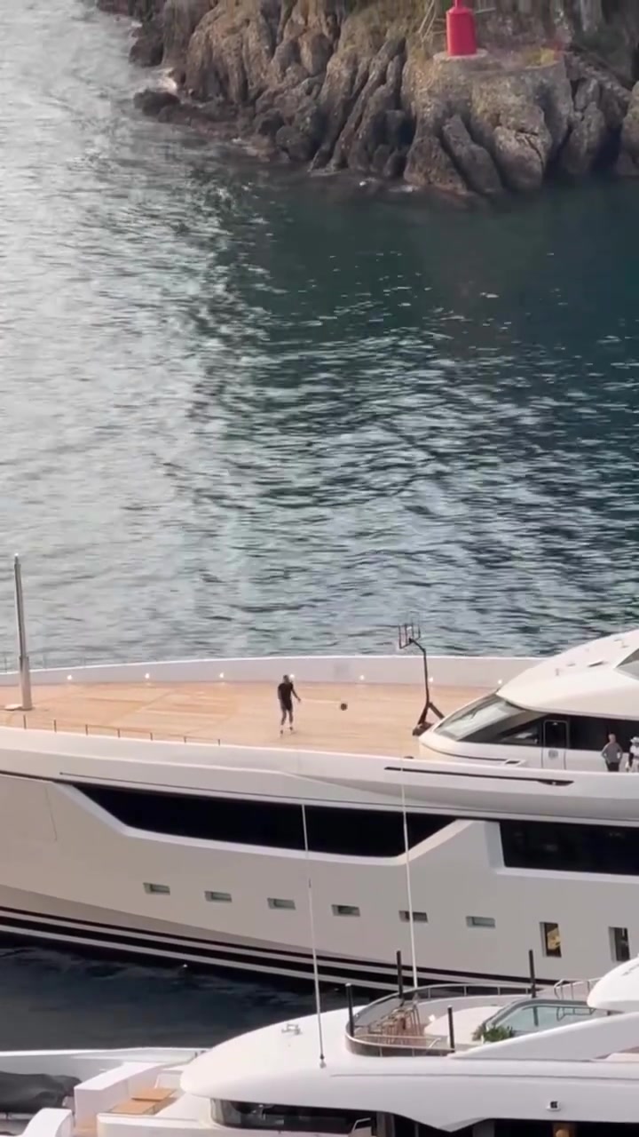 多少人梦寐以求生活威少携妻度假在超豪华游艇球场上训练