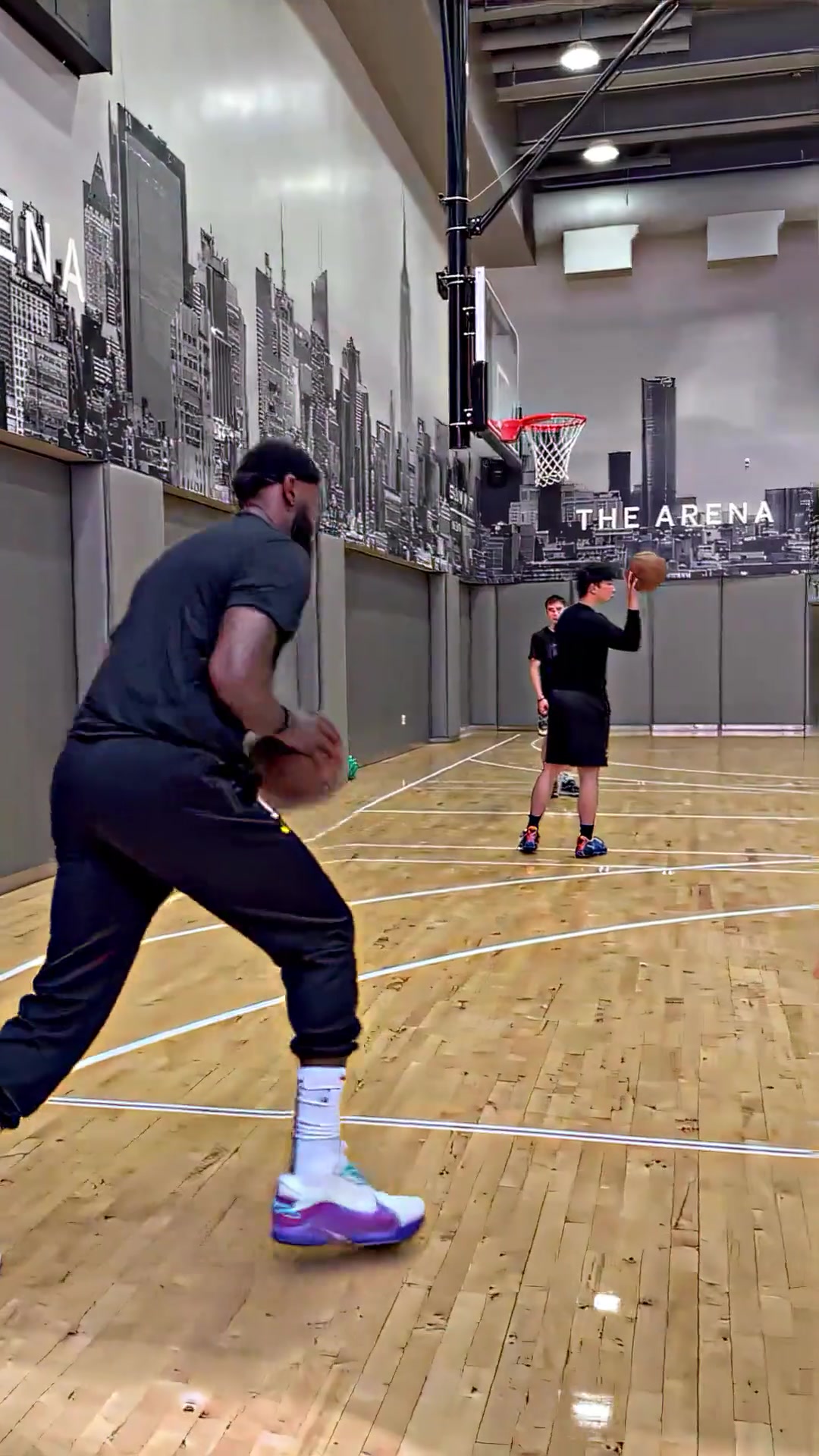 詹姆斯投篮姿势来啦备战新赛季