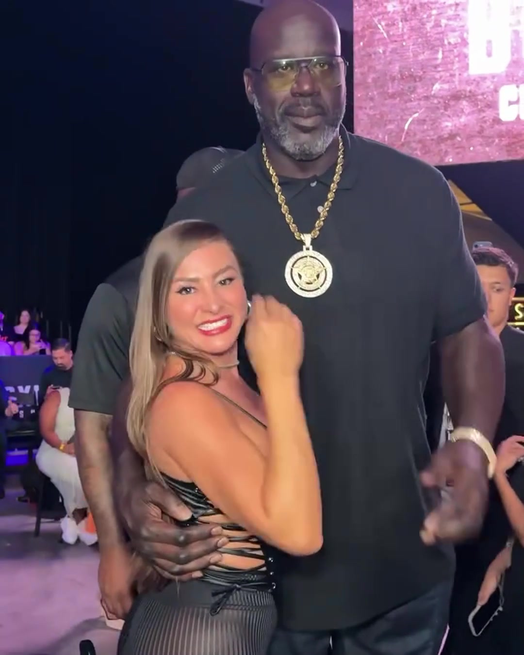 奥胖观战格斗比赛与一丰满美女拥抱美女激动地直蹦