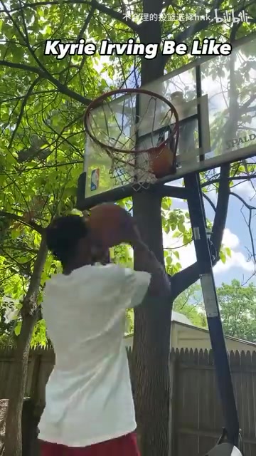 粉丝模仿欧文上篮好像没毛病