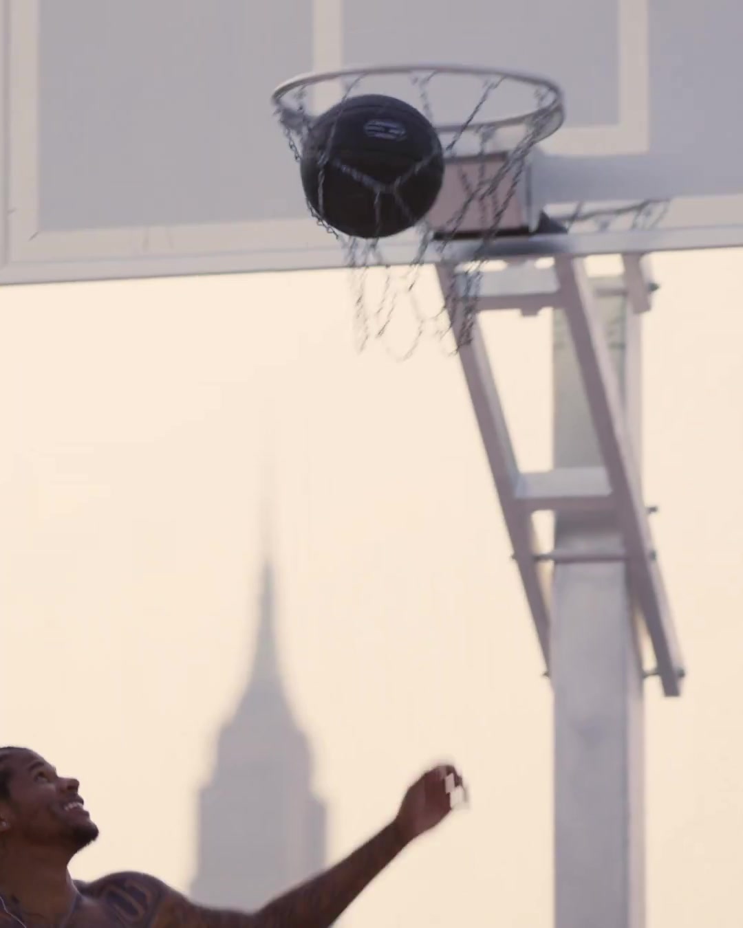 这就是美式吗杰伦-格林CK广告片低腰牛仔裤露出内裤边边