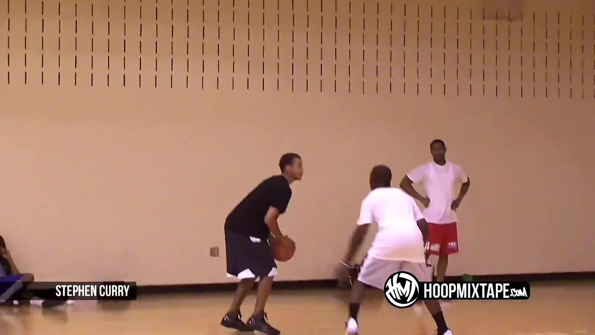 年轻库里1v1对阵巅峰保罗彼此都防不住对方啊