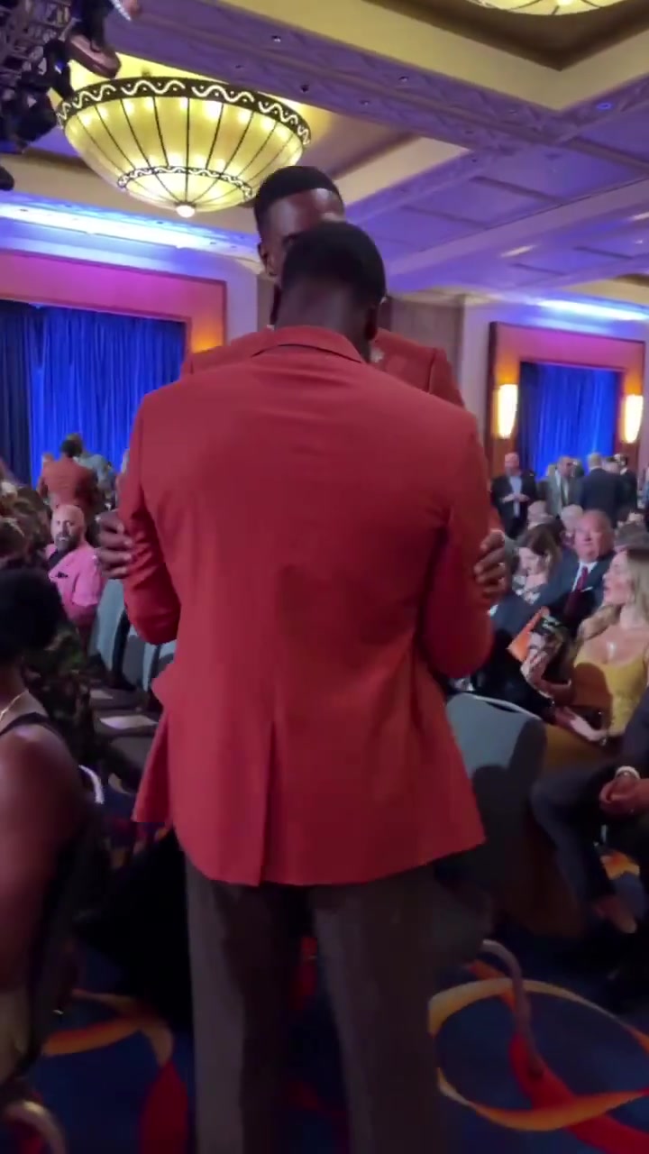 热火三巨头还缺一个波什和韦德在名人堂红毯重聚热情相拥