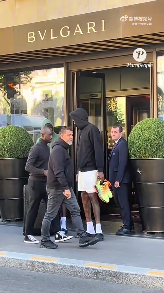 气质没话说杜兰特被拍到从巴黎宝格丽酒店离开