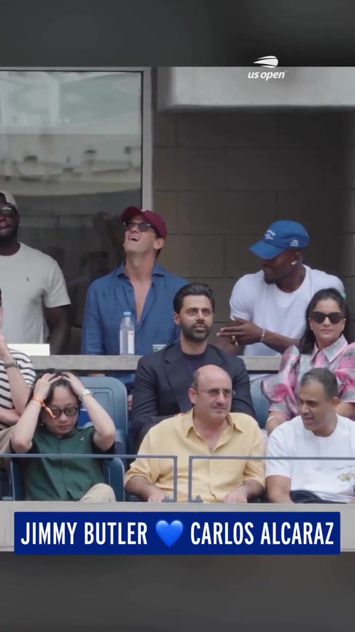 巴特勒现场观战德约大战阿尔卡拉斯看到兴起直接手舞足蹈