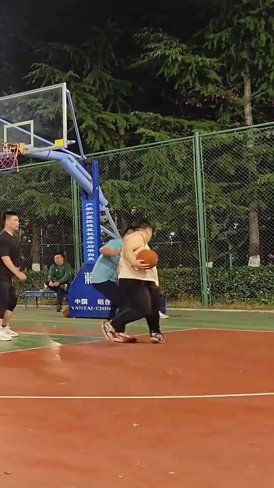 卧槽这是真超级厚卫200多斤还能假动作滞空后仰跳投