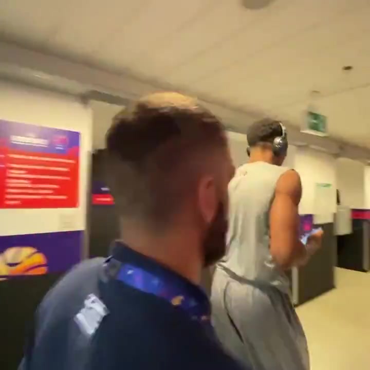 这糟糕的姿势名场面字母哥惨遭意大利主教练强吻