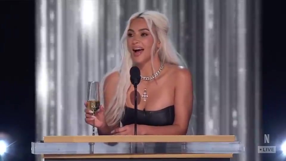 金-卡戴珊早先参加美国吐槽大会被嘘到说不了话