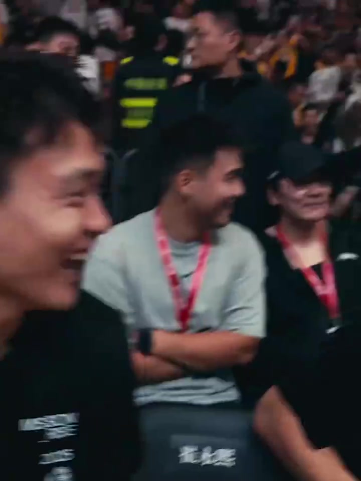 崔永熙调侃詹姆斯老詹再来五年老詹听后摇了摇头NO