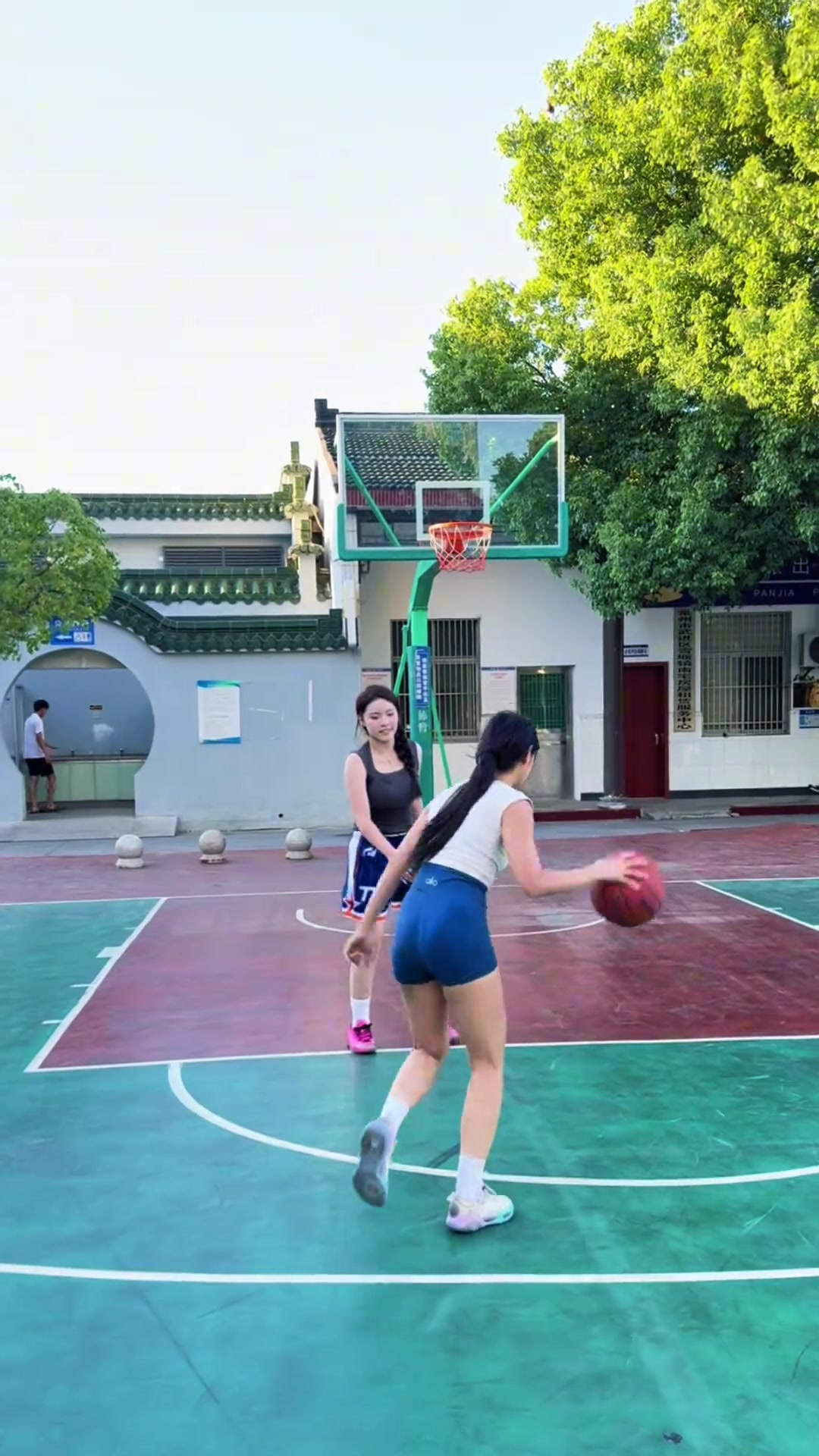 虽然有带球撞人的嫌疑但不得不说小姐姐的背打有点东西